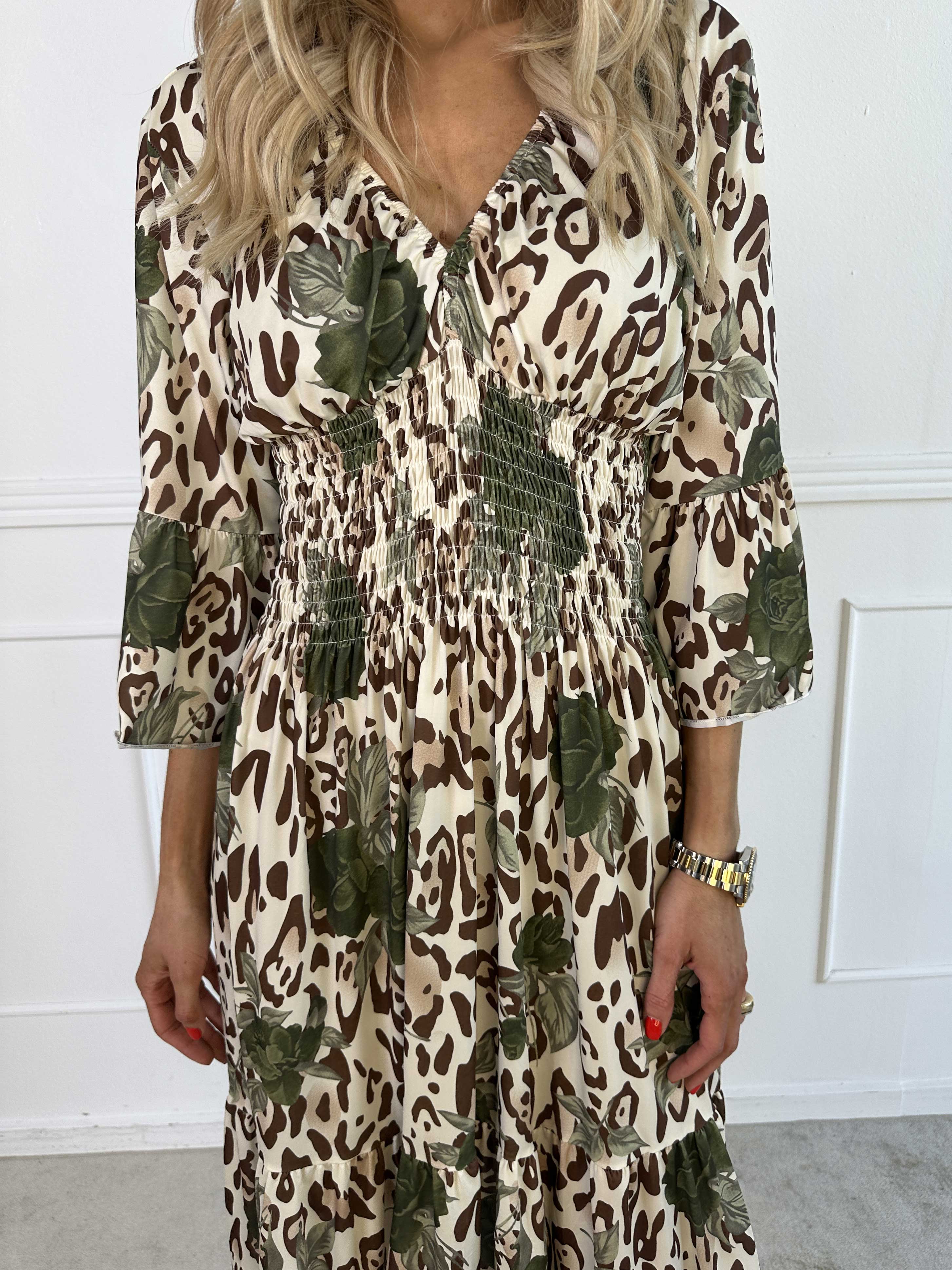 Flora Leo - Sød kjole i elastisk stof og smock i taljen